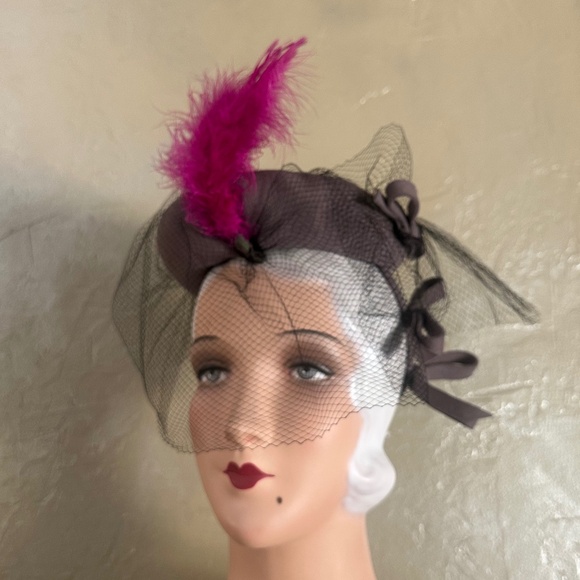 WONDROUS 1940s\' TAUPE FELT TILT HAT + MULTICOLORED STUDS, FEATHER & VEIL main image 9